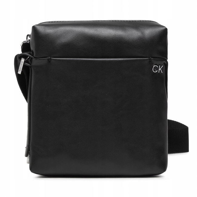 Calvin klein ck mäkký reportér s krk s vreckom s čiernou farbou