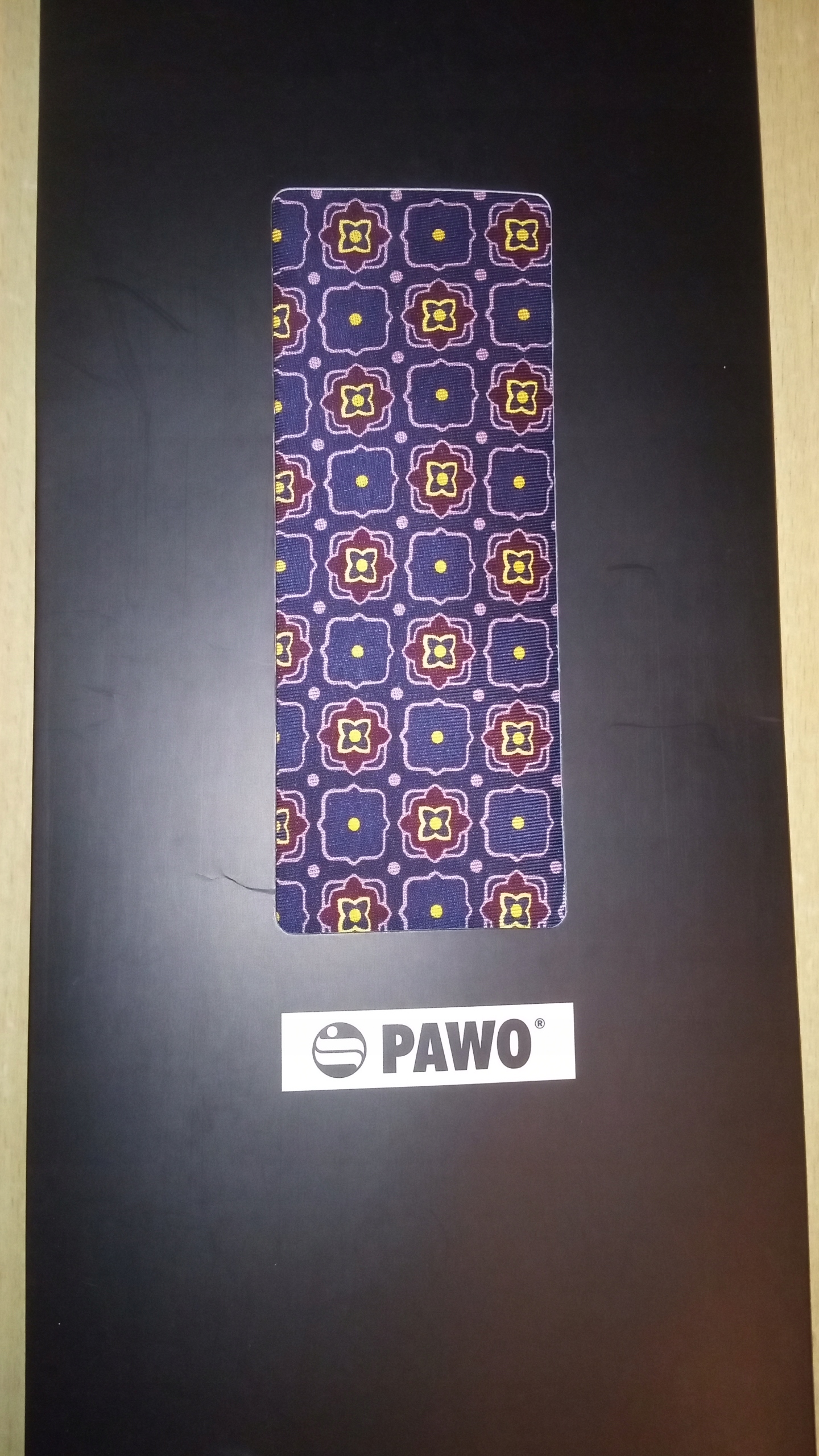 Pawo červená, viacfarebná