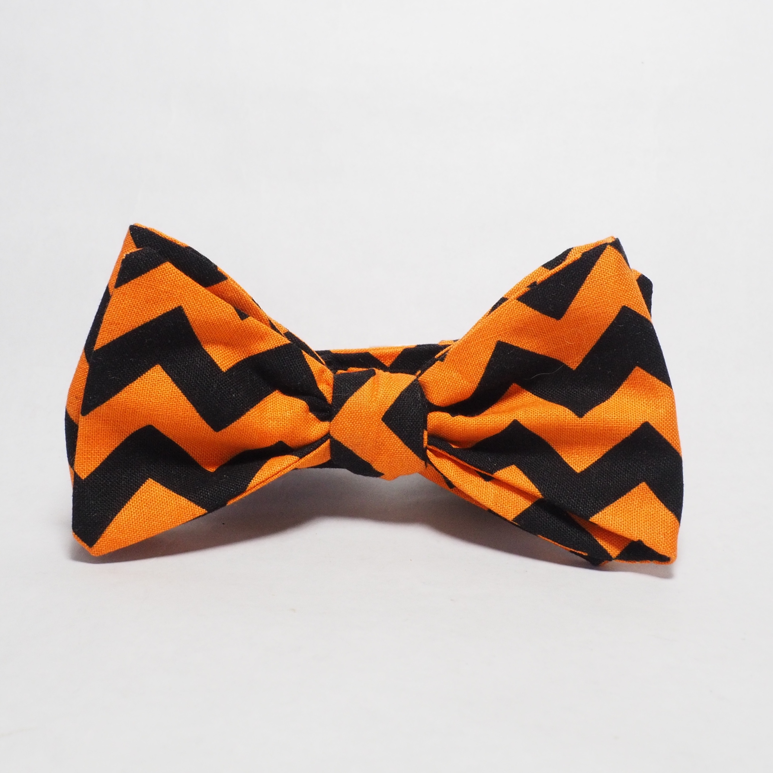 Muszka od Bedziak Zig-Zag čierna, námornícka modrá, oranžová, žltá