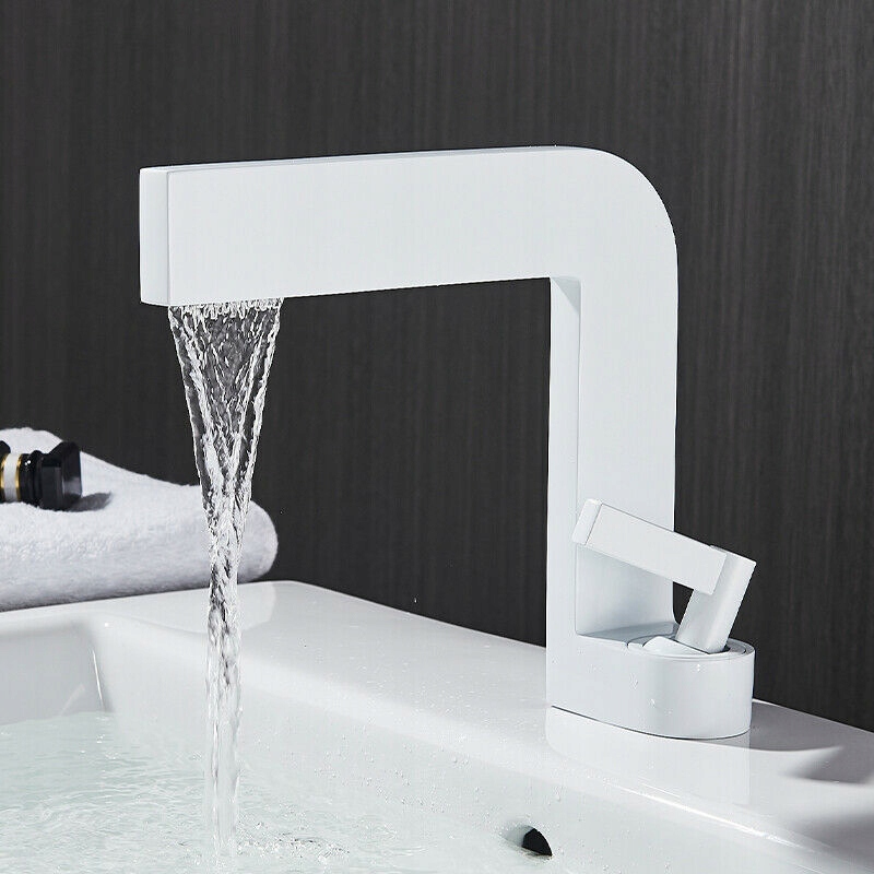 Moderná biela kúpeľňa faucet