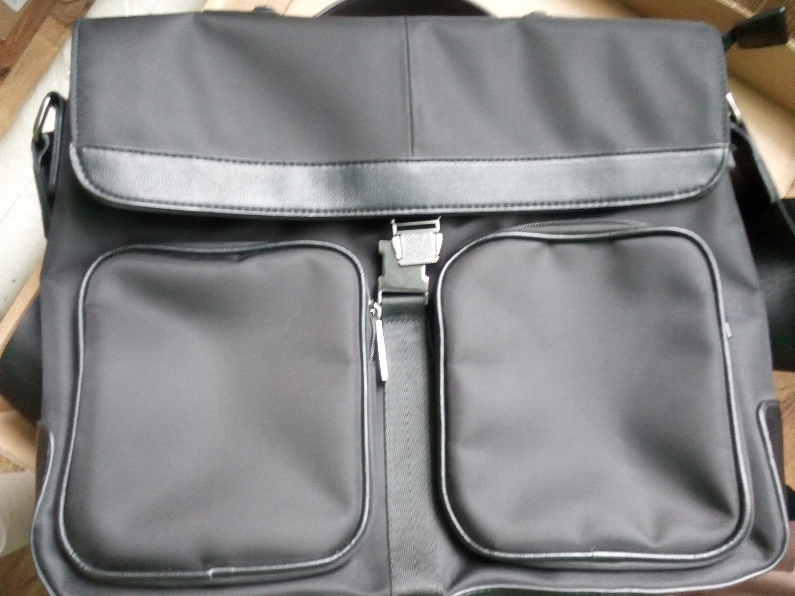 Rezervovaný kufrík - Unisex Product