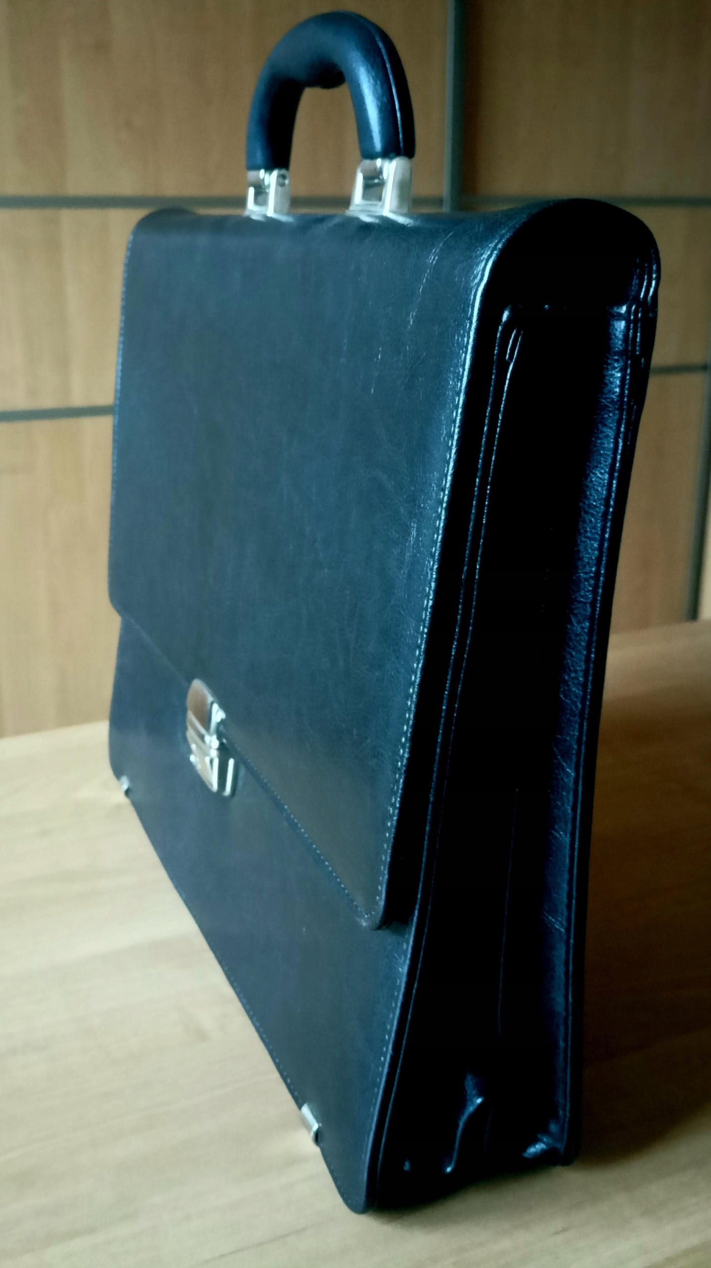 Vyplnenie dámskej tašky pre dokumenty - prírodná koža