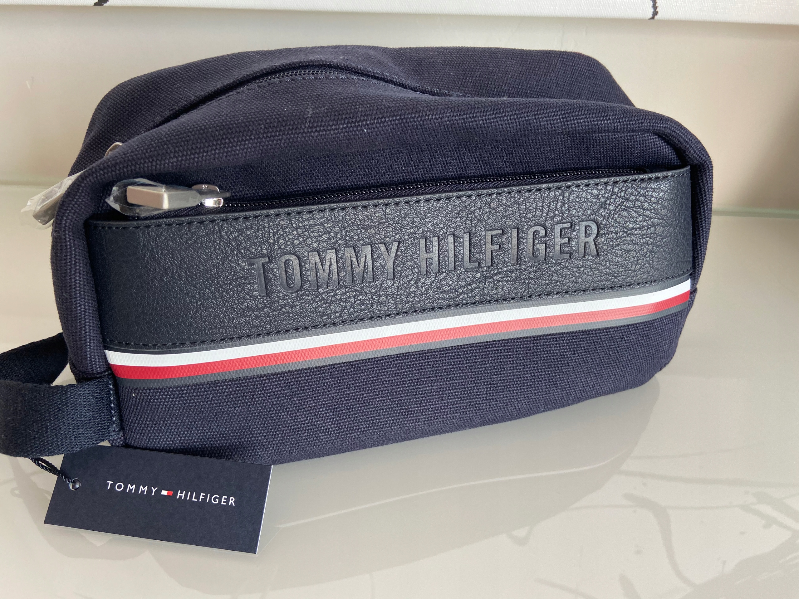 Kozmetička Tommy Hilfiger pre červenú, námornícku modrá